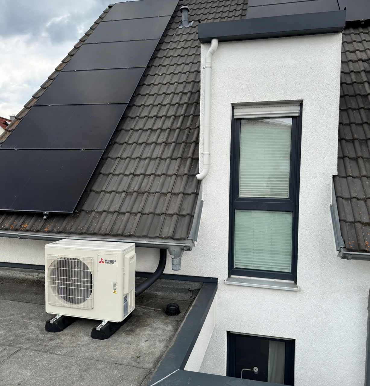 Außengerät auf Konsolen neben einer Gaube