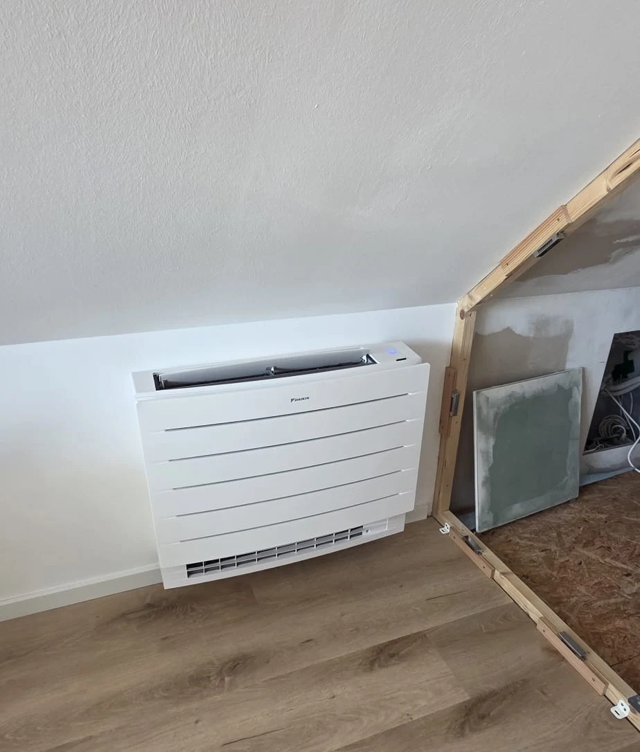 Bodennahes Truhengerät unter einer Dachschräge
